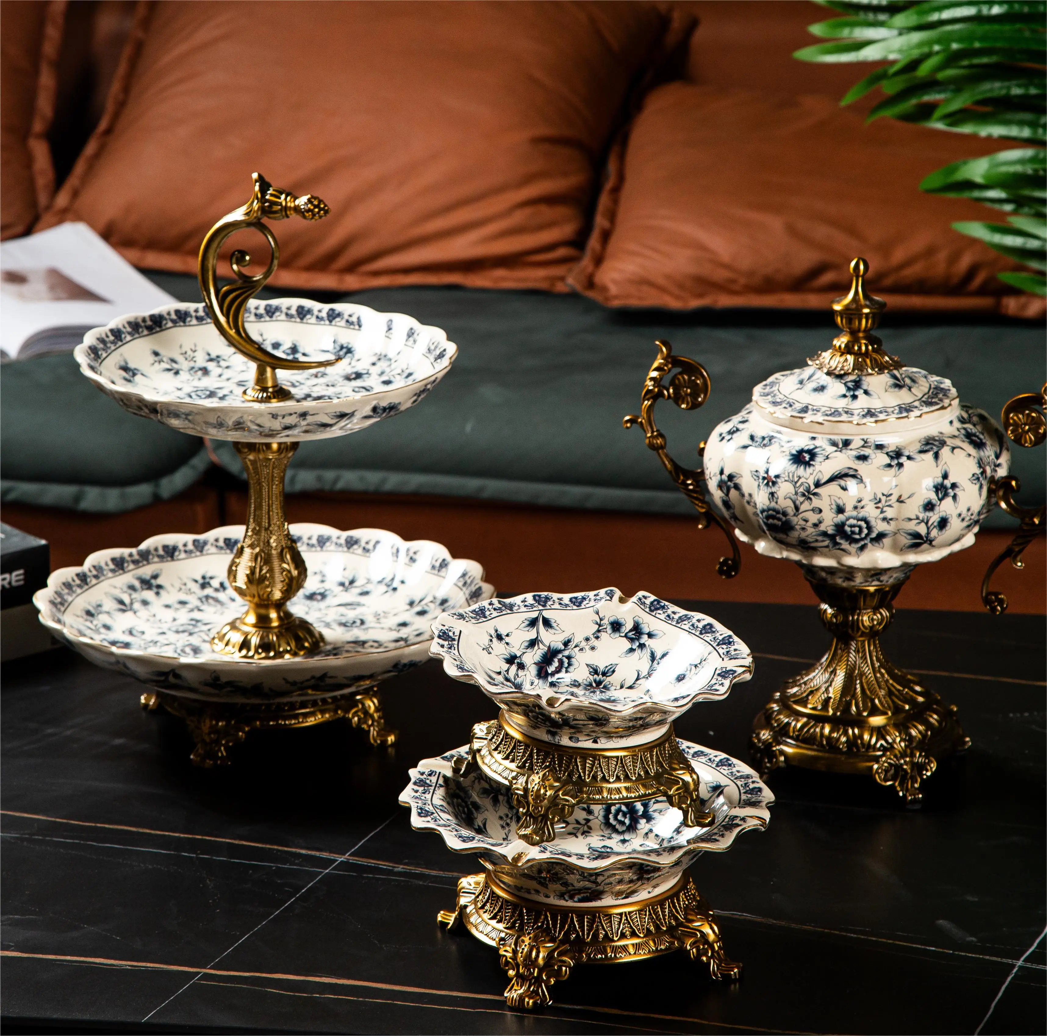 China Manufacture High Quality Custom Classic BlueOrnament Craft Three Arm Ceramic Candle Holder