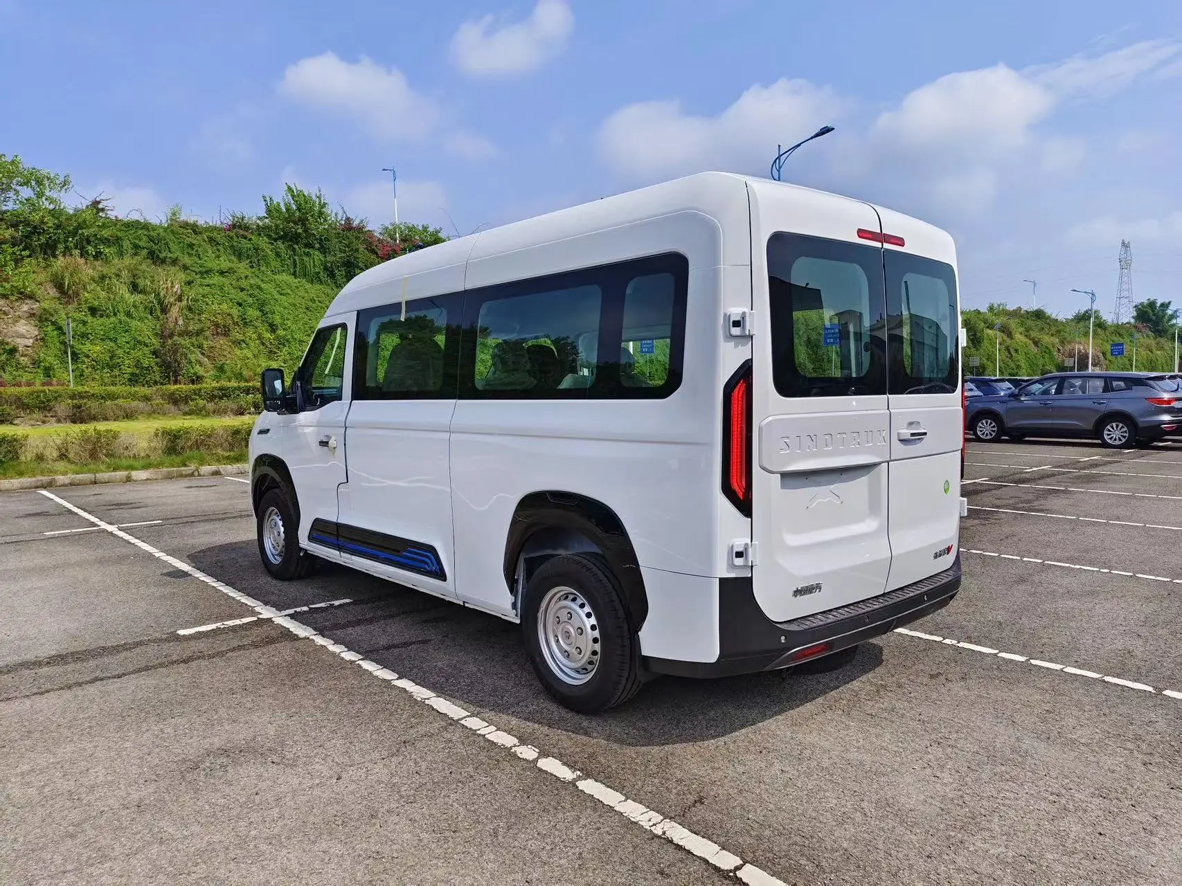 2024 New Diesel Cargo Van Mini Bus Popular  City Car for Daily and Urban Use