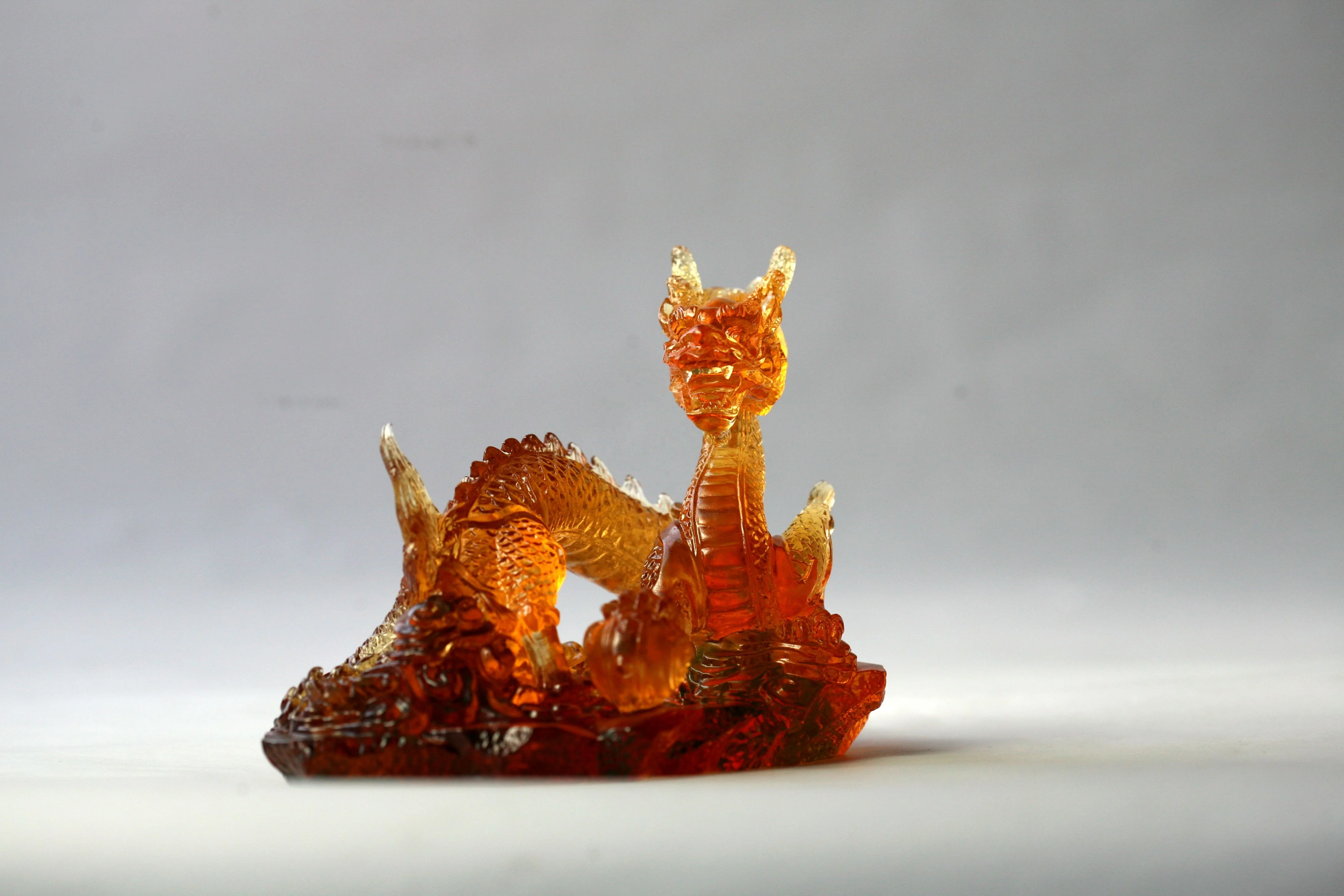 Customized Art Collectible Crystal Crafts Animal Sculpture Dragon Statue Colored Glass Decoration