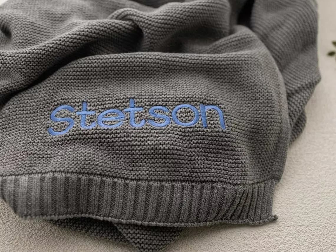 Mia Factory Custom Personalized Embroidered Soft Knit Cotton Blanket Low MOQ Newborn Baby Gift 200tc Solid Festival Bedding