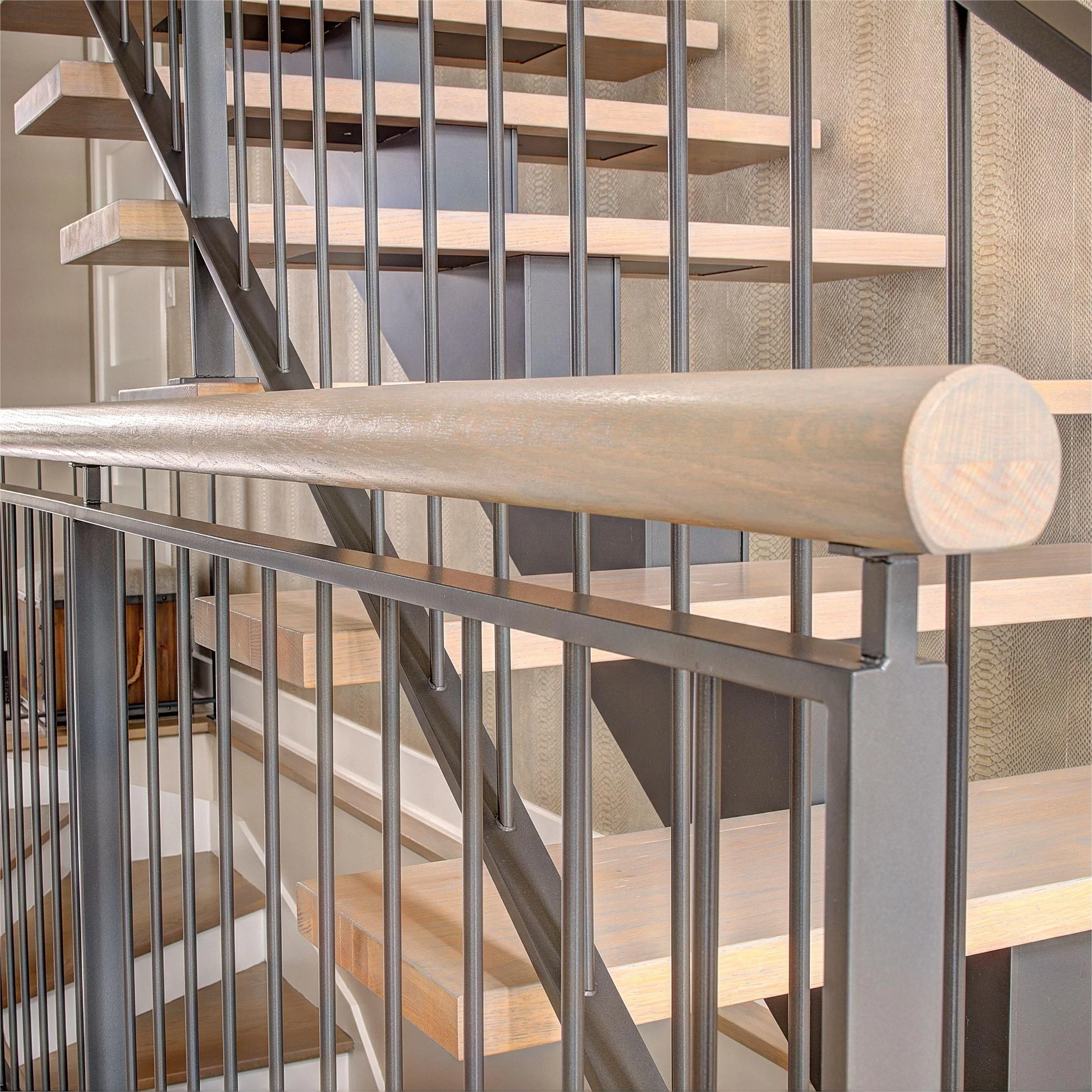 Clear Lacquer Patterned Solid Wood Pedal Staircase Cylindrical Handrail Black Carbon Steel Guardrail Single Beam Stair