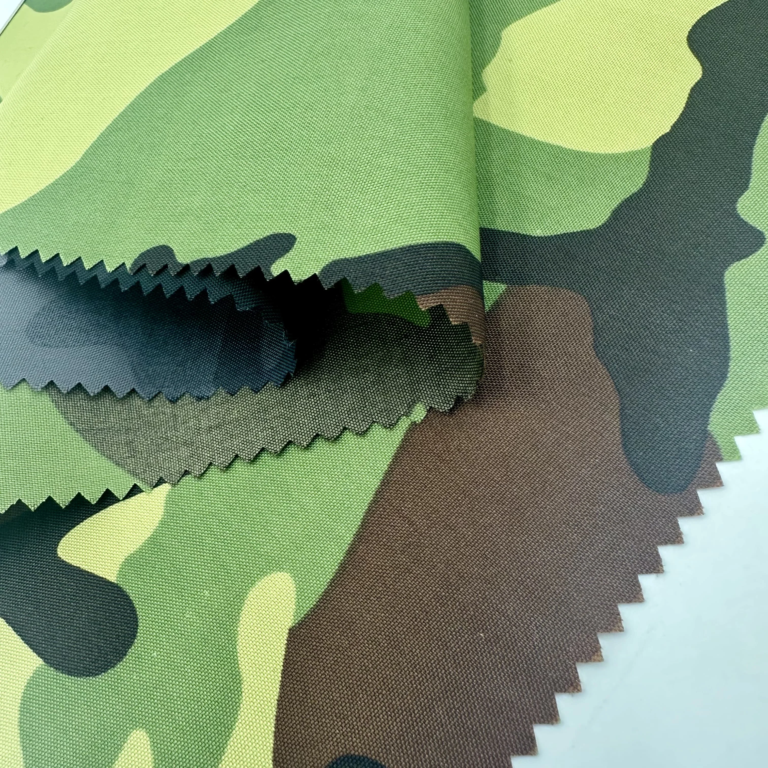 120GSM нейлоновая оксфордская ткань с камуфляжным принтом полиуретановым покрытием Водонепроницаемая 210D для куртки