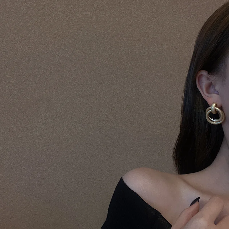 High quality cool style retro unique personality influencer with matte matte circle earrings for women