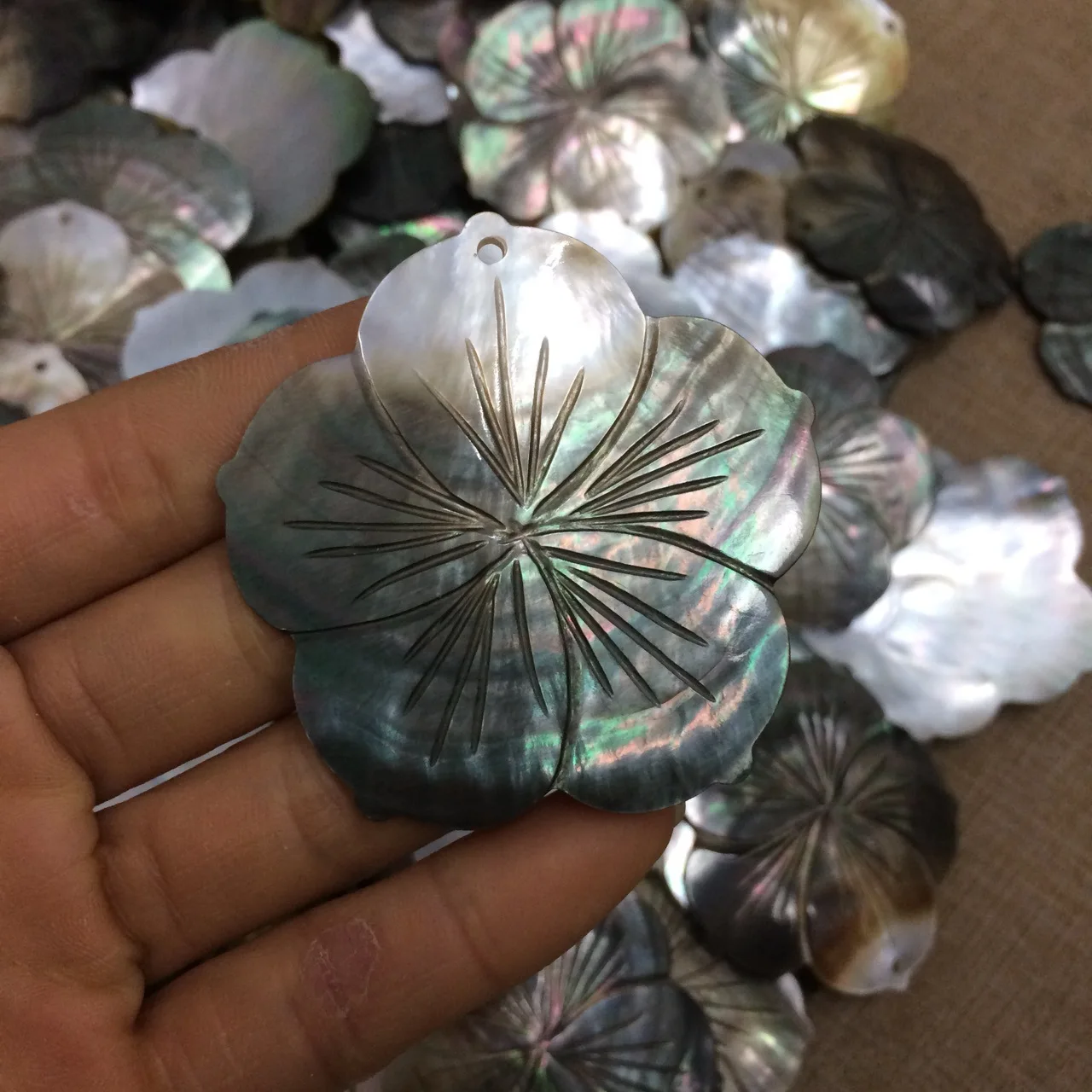55mm Natural Shell Material Mother Of Pearl Flower Pendant Shell Carving With Decoration DIY Necklace