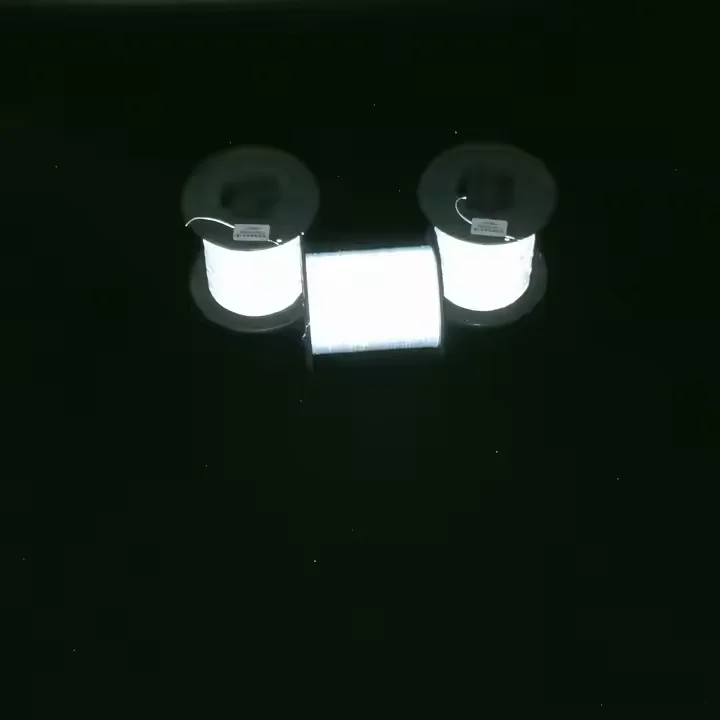Заводская оптовая продажа светоотражающая пряжа высокосветлая Серебристая Светоотражающая вязальная антипилинг яркого цвета