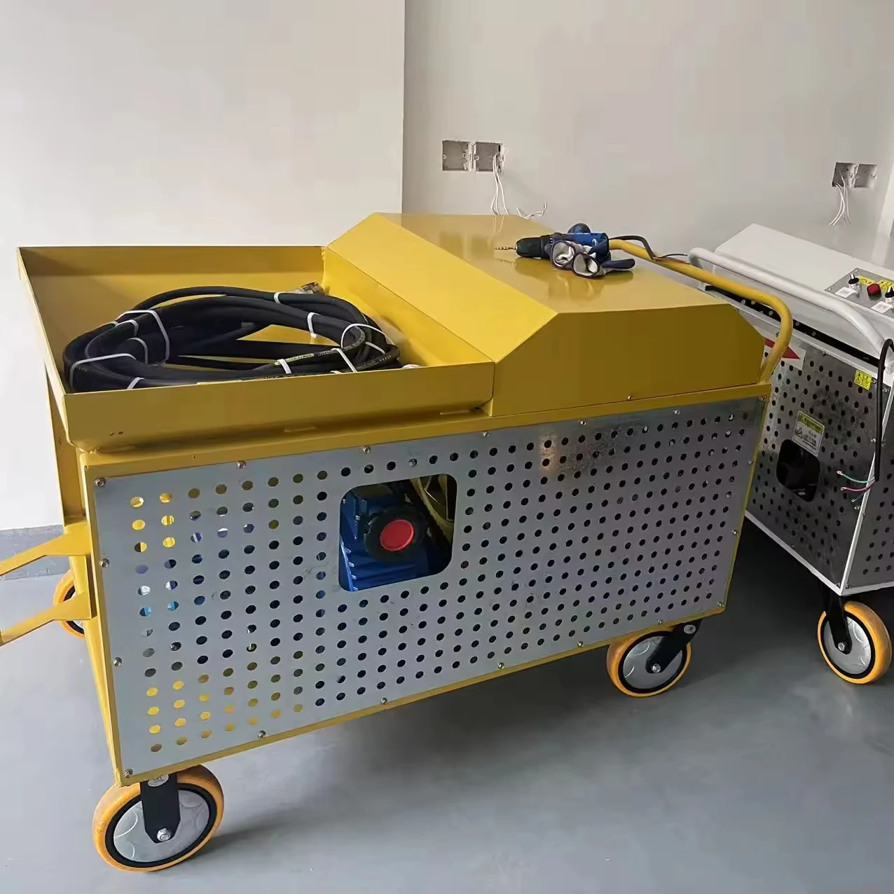 SPRAY MACHINE FOR RUNNING TRACK