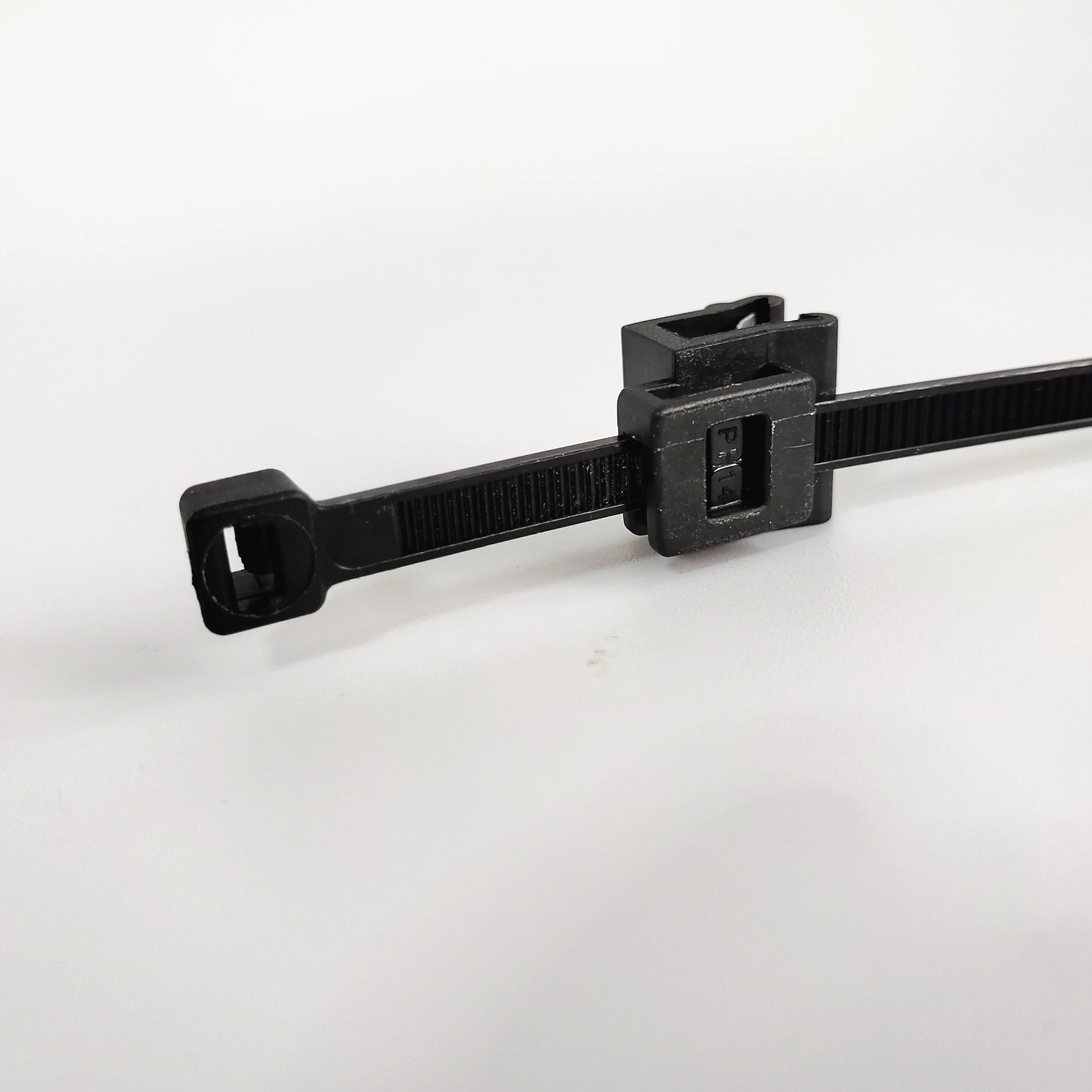 NZ Solar Farm Edge Clips Cable Ties & Mounts DC Wire Management