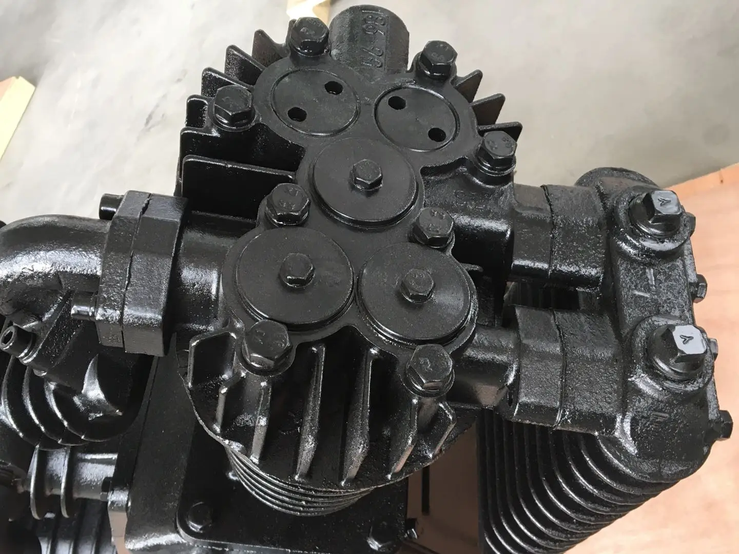 Belt Driven Air Compressors V-1.05 pump 7.5KW/10HP 12.5BAR 2105 piston Air Compressors Pump Head