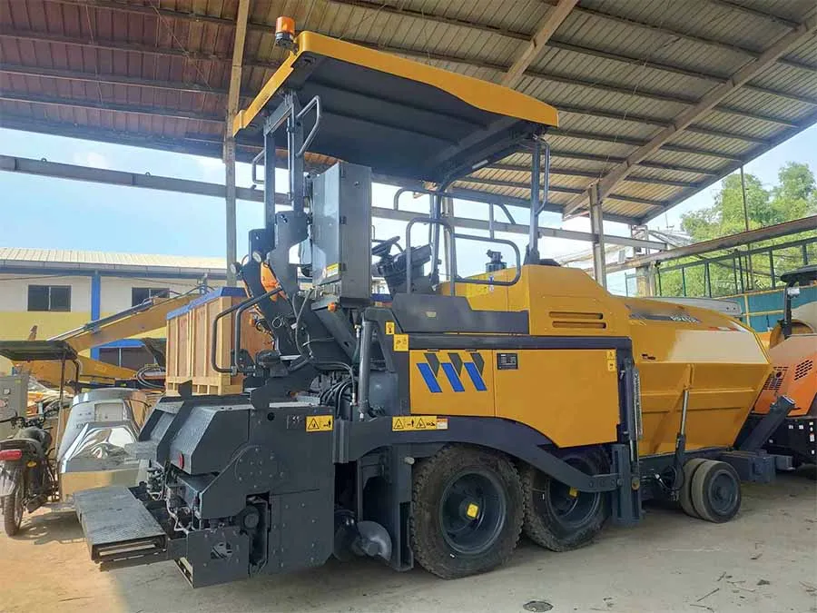 Road Paver 4.5M Paving Width Asphalt Paver 73.5Kw Shangchai Engine from Xuzhou Factory