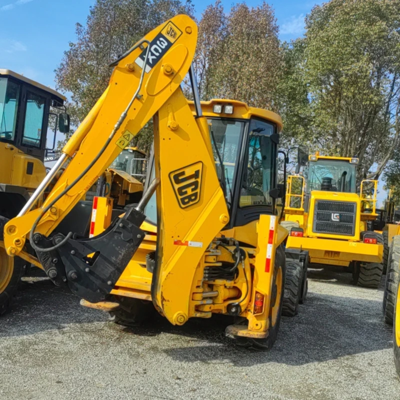Погрузчик JCB 3CX-идеальный выбор для оживленных строительных площадок.