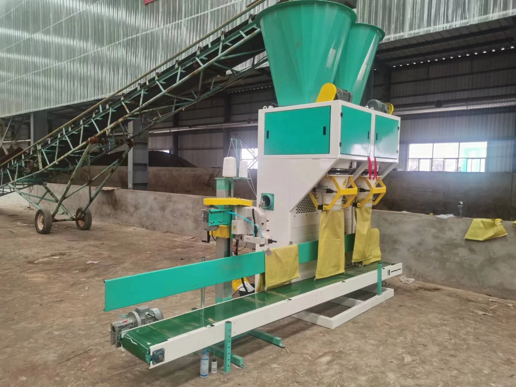 Wholesale Price 5kg 15kg 25kg  Corn Flakes Automatic Production Line Animal Feed Packaging Machine