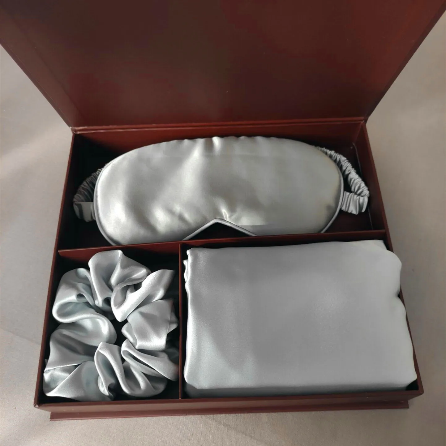 Лидер продаж подарочные товары шелковая наволочка хорошо подходит для волос и безопасная для кожи ткань 100% шелк тутового наволочки и маска для глаз наборы для ухода за кожей