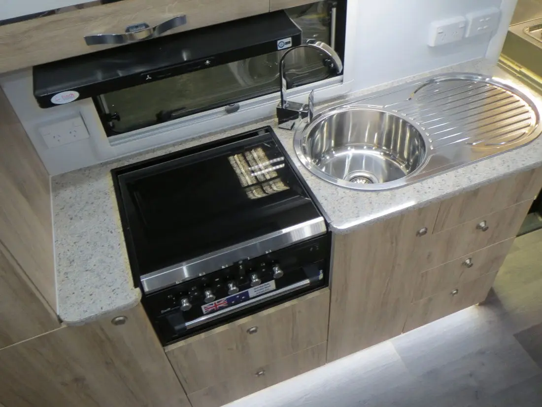 Австралийский популярный расширяемый большой трейлер SpaceCaravan с палаткой для