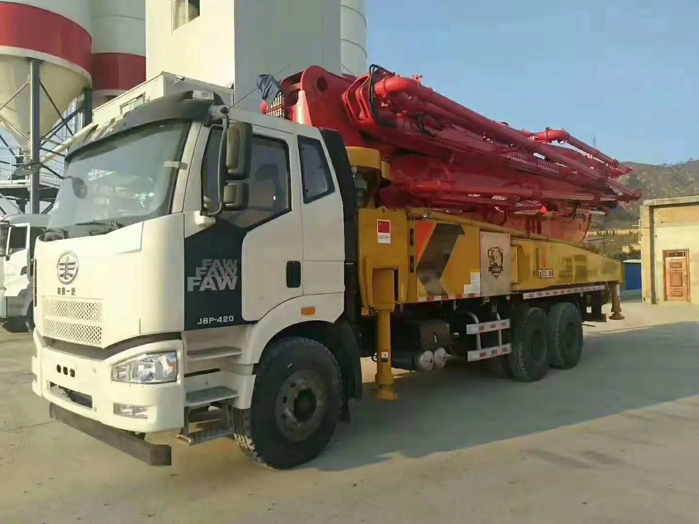 JIEFANG FAW 48 м для грузовиков бетонных насосов цементных грузовых автомобилей с насосом цена