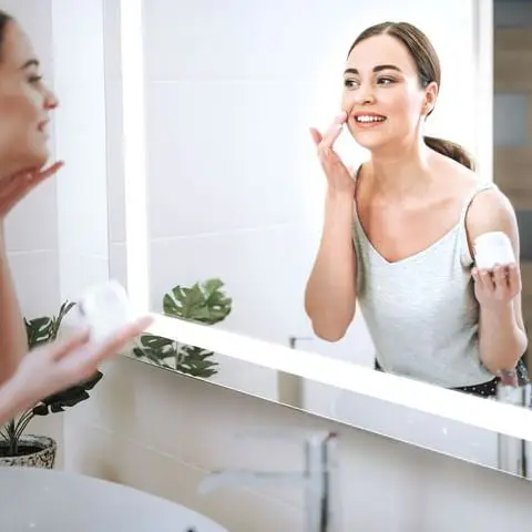 Современное превосходное антизапотевающее зеркало из серебристого стекла для ванной комнаты с светодиодными и цифровыми часами