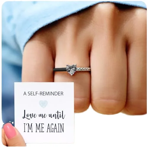Simple, light luxury and elegant heart-cut heart ring. Diamond-encrusted personalized ring.
