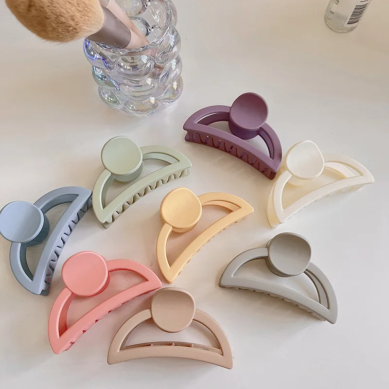 Yiwu Made Small Commodities New Arrival Fashion Ladies Acrylic Half-moon Ladies and Girls Hair Clips