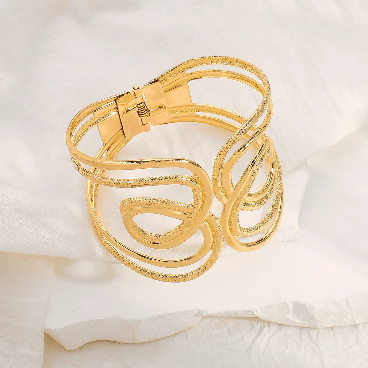 2024 New Arrival Fashion Cheap Wholesale Geometric Hammer Open Line Art Wide Chain Bracelet Wire Layered Wire Gold Large Bangles