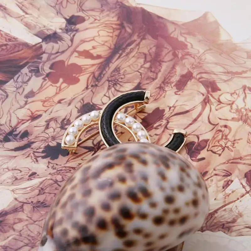 Ladies brand brooches high-end coats accessories metal pearls leather cords materials golden jewelry gifts custom proces