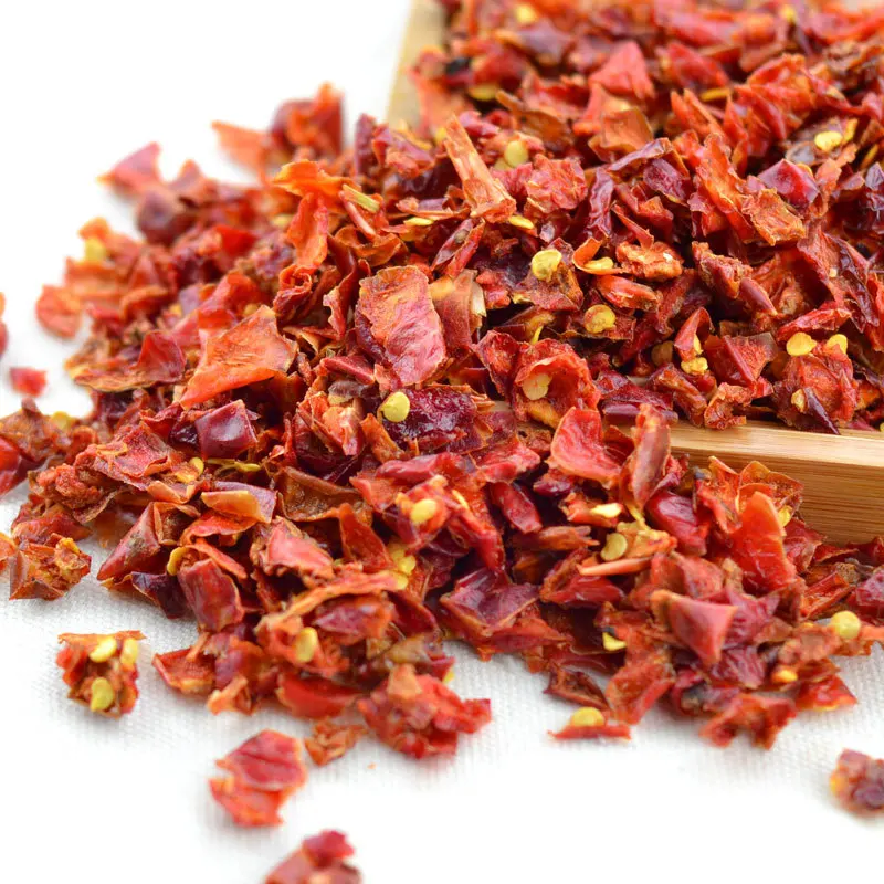 Mature, air dried red sweet bell peppers flakes diced for soups
