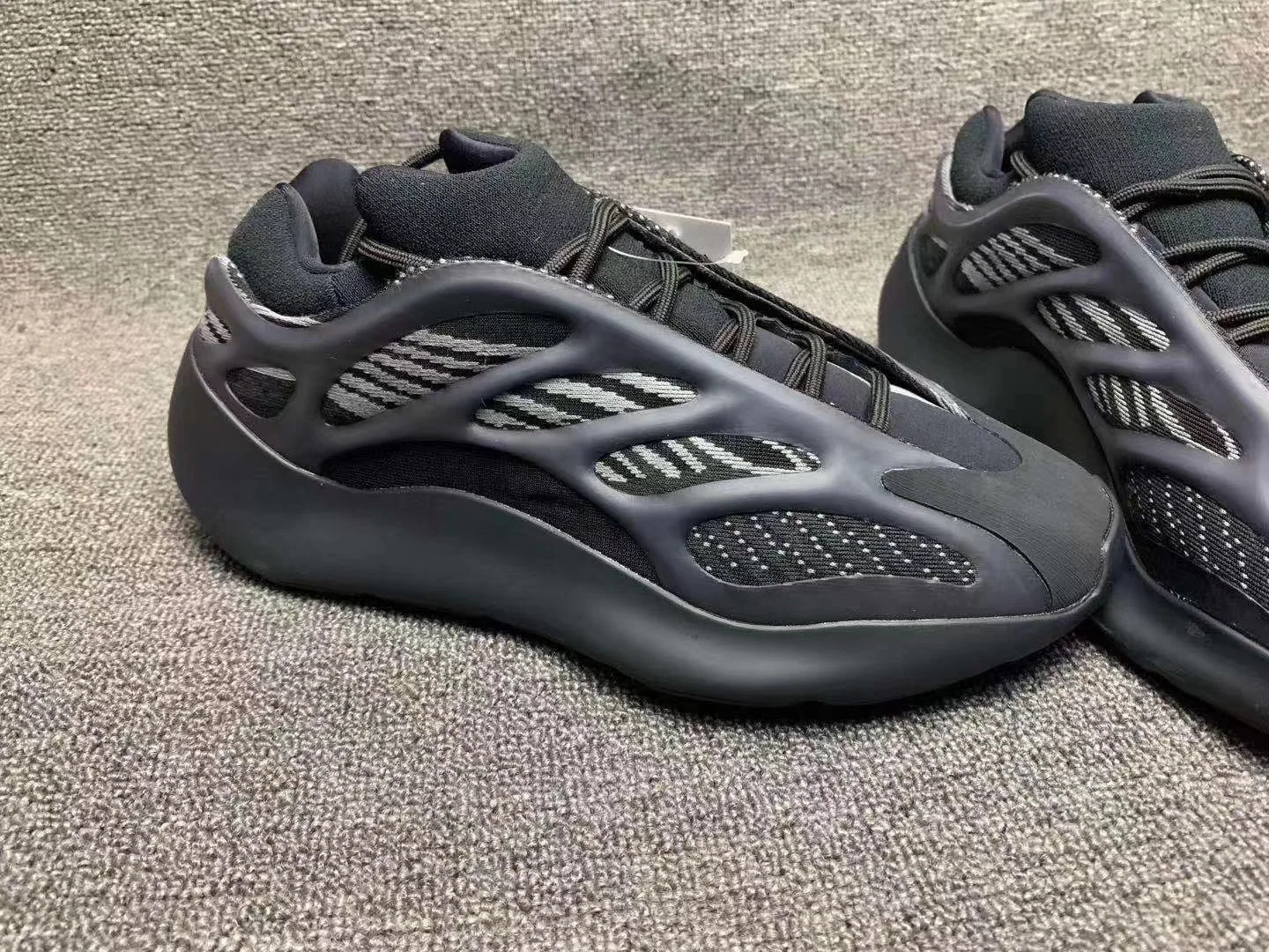 
With Boxes High Quality Black Yezzy Alvah 700 V3 Style Fluorescence Casual Shoes Big Size US4-13 Yeezis V2 Sneaker For Men Women 