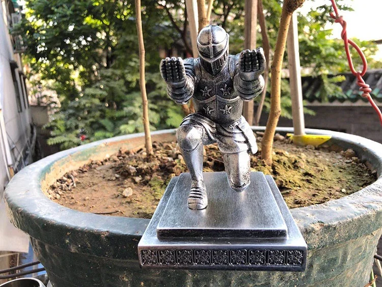 Soldier Wields Kneeling Knight Pen Holder Armor Hero Kneeling Pencil Holder Bronze Statue Pen Barrel Stationery Supplies