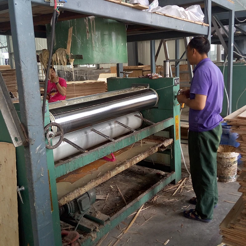 Машина для нанесения клея на 2,6 метров