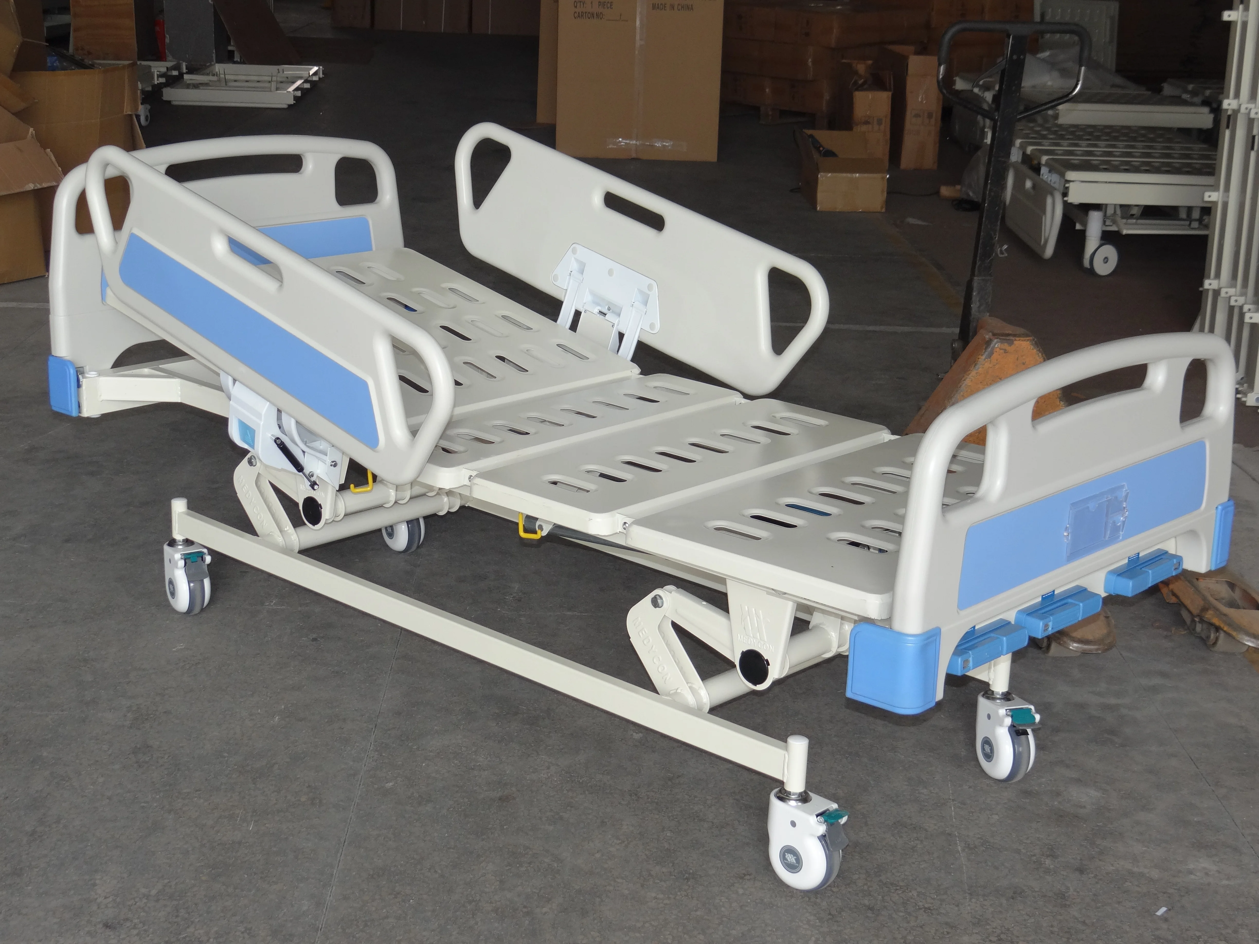 YC-3618L Warranty 2 Years Factory 3 Cranks Manual Hospital Bed Hospital Equipment 3 Function Mechanical Bed