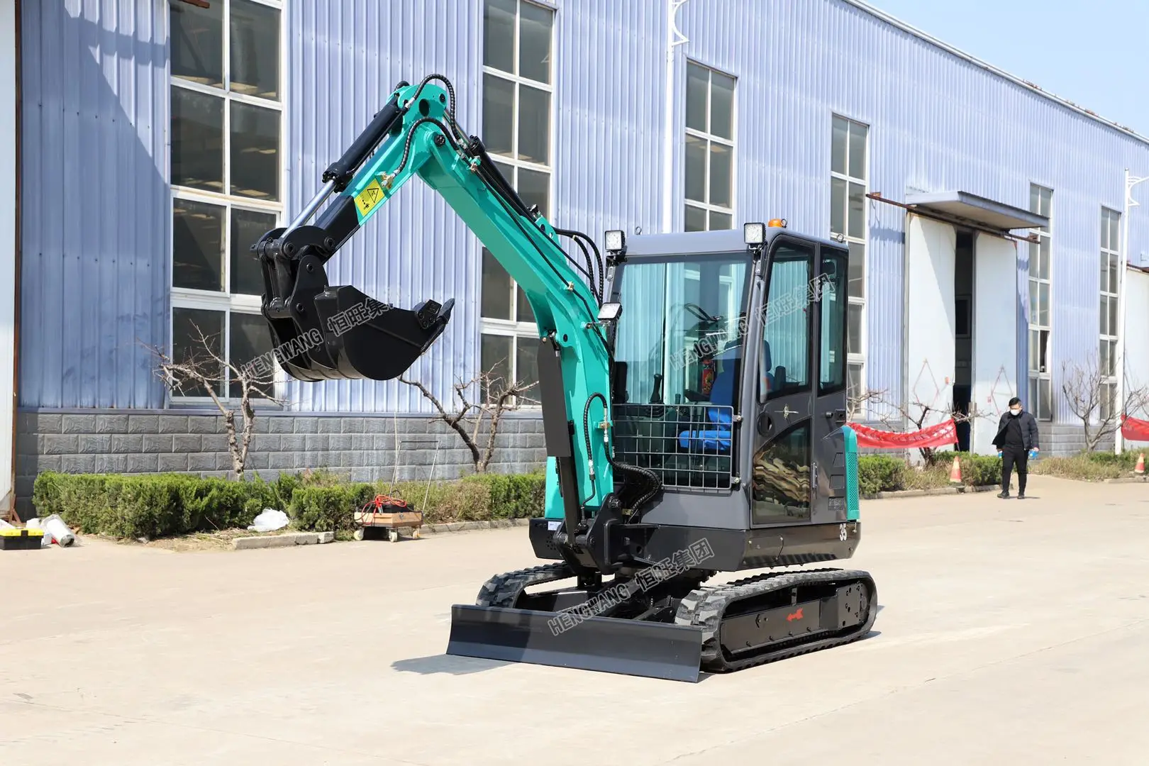 hot sale 3.5 ton mini excavator can be equipped with different accessories such as broken hammer, rake and  drill