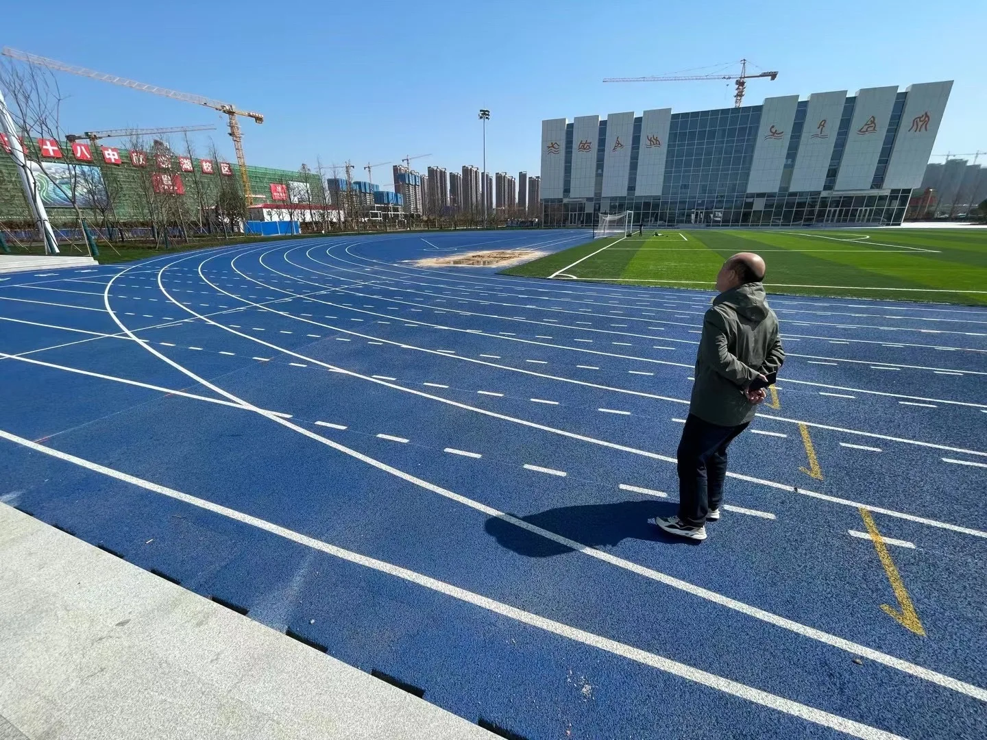 Легкая атлетика, проливная резиновая гусеничная система/тартан, Беговая гусеница, резиновые гранулы и полиуретановое Связывание по хорошей цене