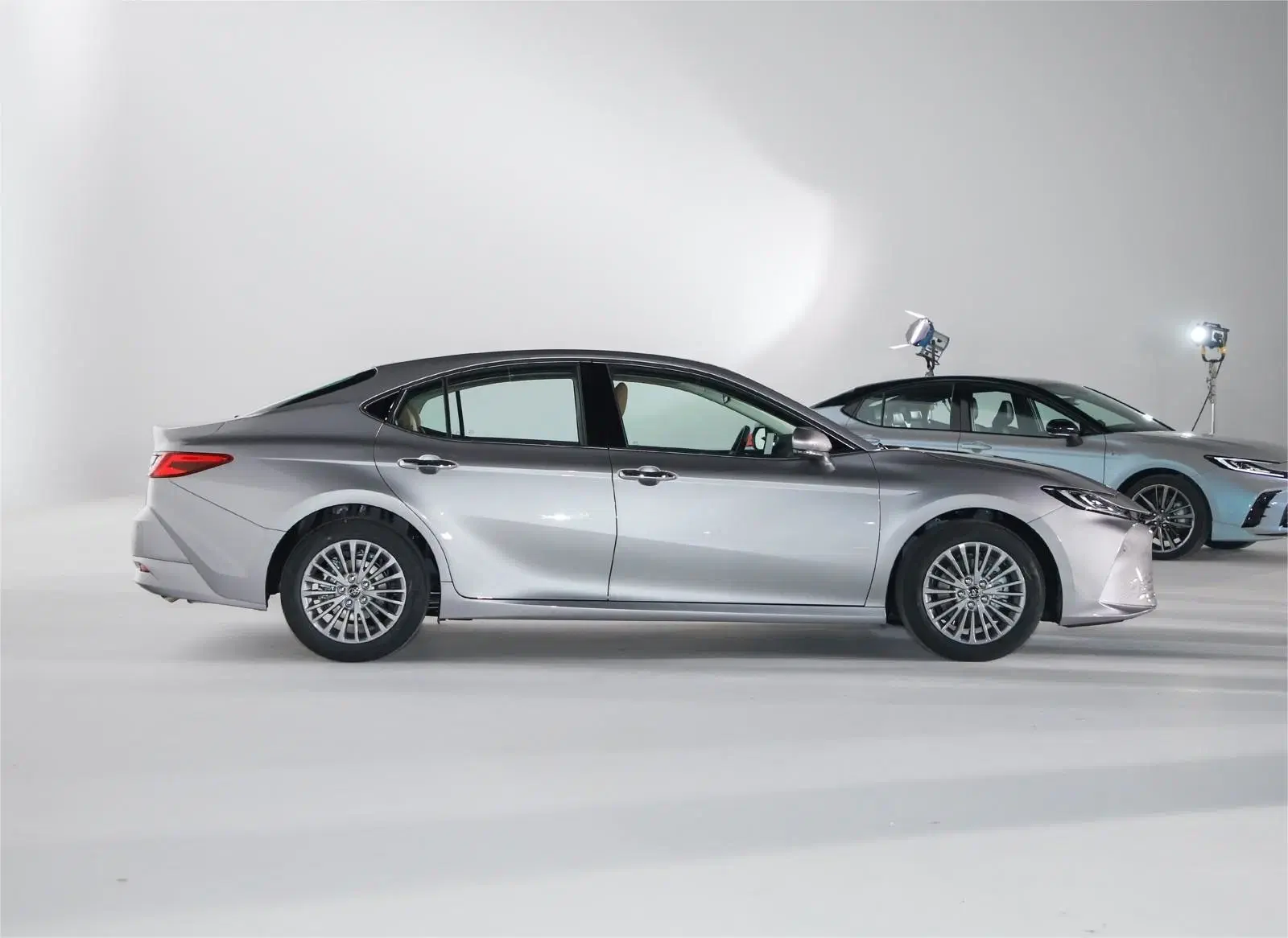 2023 2.0L Petrol Gasoline 5 Seats New Car Toyo-Ta Camry Hybrid Cars