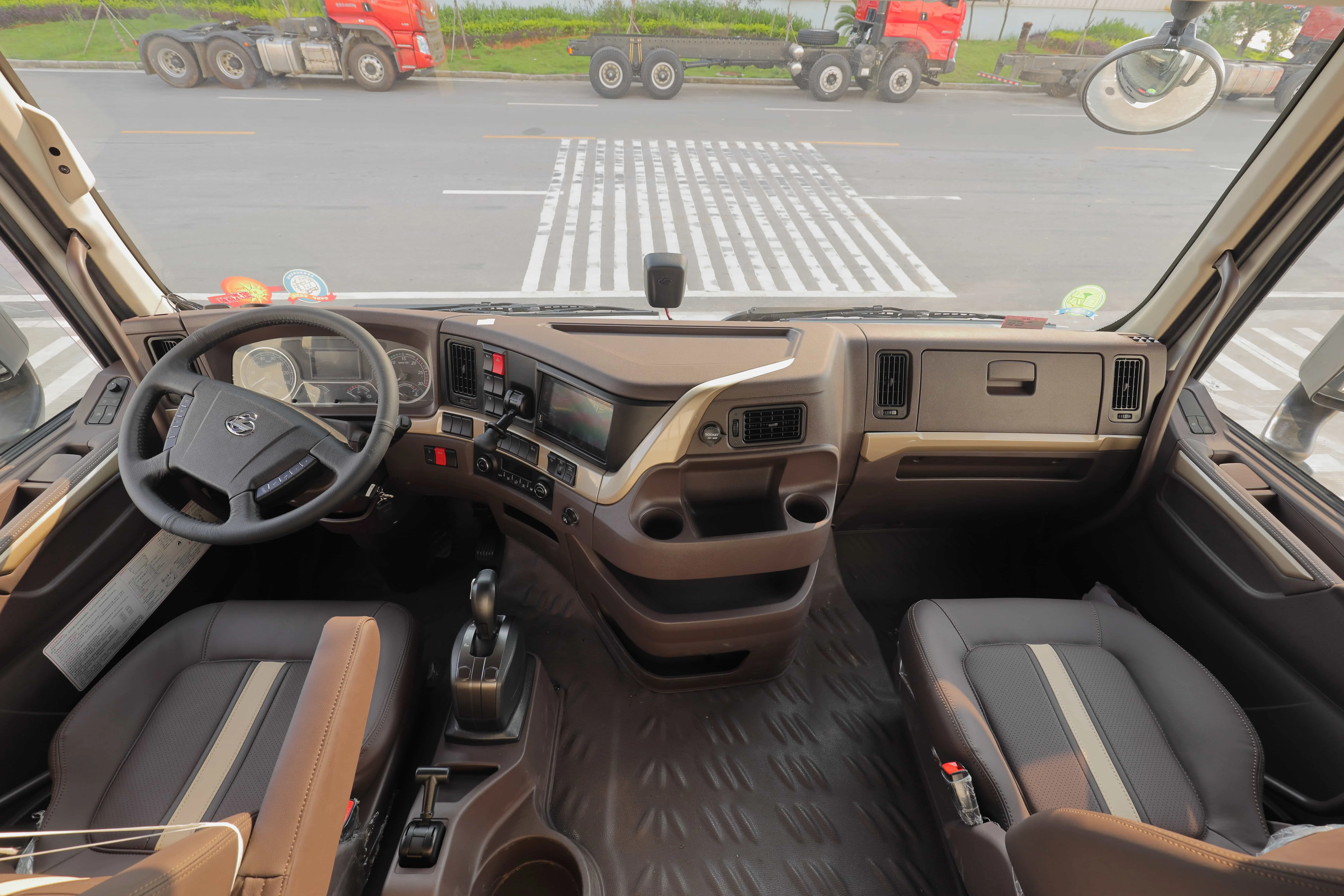 Chenglong Factory Supply H53d High Roof Two-bedroom Cab Commercial Truck 6 Wheels Trailers Heavy Truck Chinese Fast Automatic