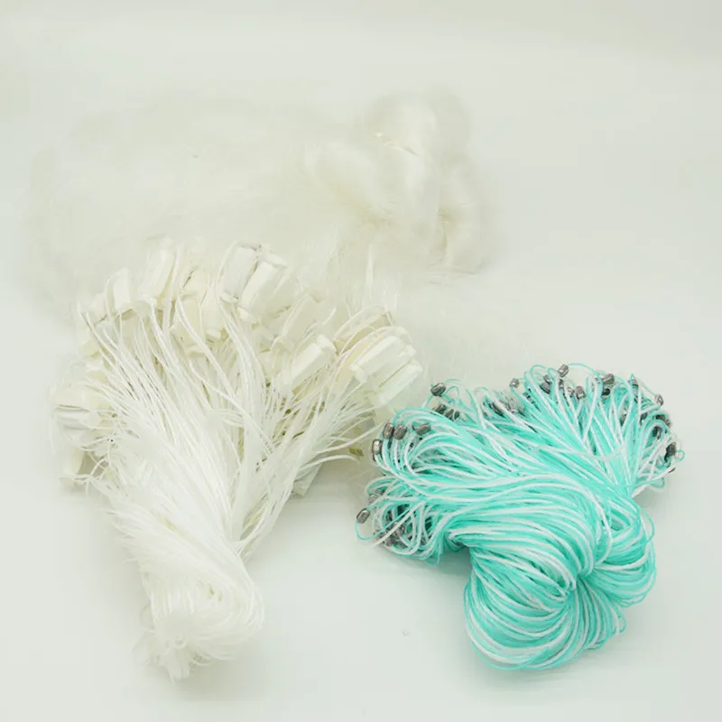 Собранные рыболовные сети с поплавками и свинцовой готовой рыболовной сеткой