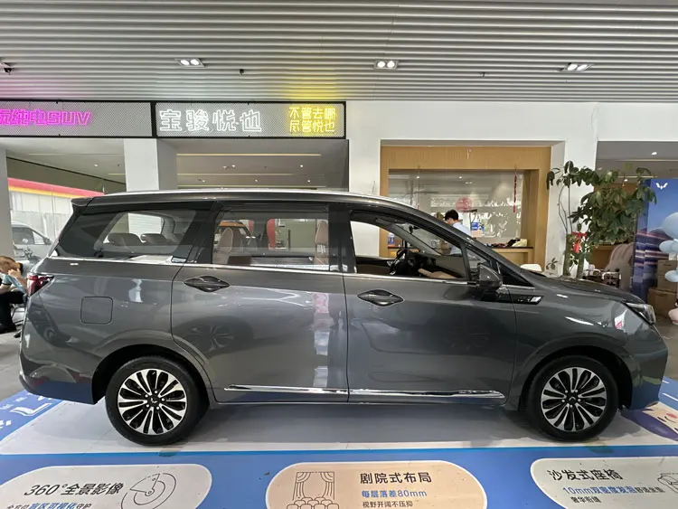 Hot sale Chinese Auto New Version Wuling Jiachen Big Space Hybrid Vehicles car Wuling Jiachen  at stock