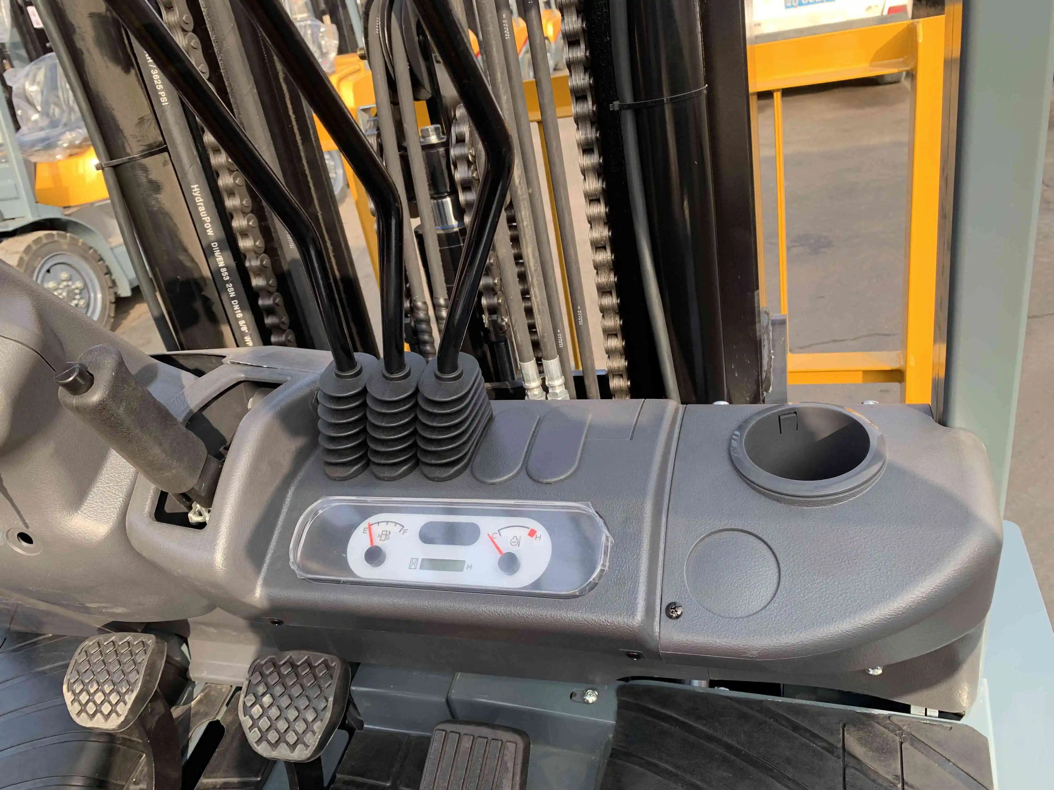 China CE Certified 3 tons Diesel Forklift with Japanese Engine 2/3 Stage container Mast