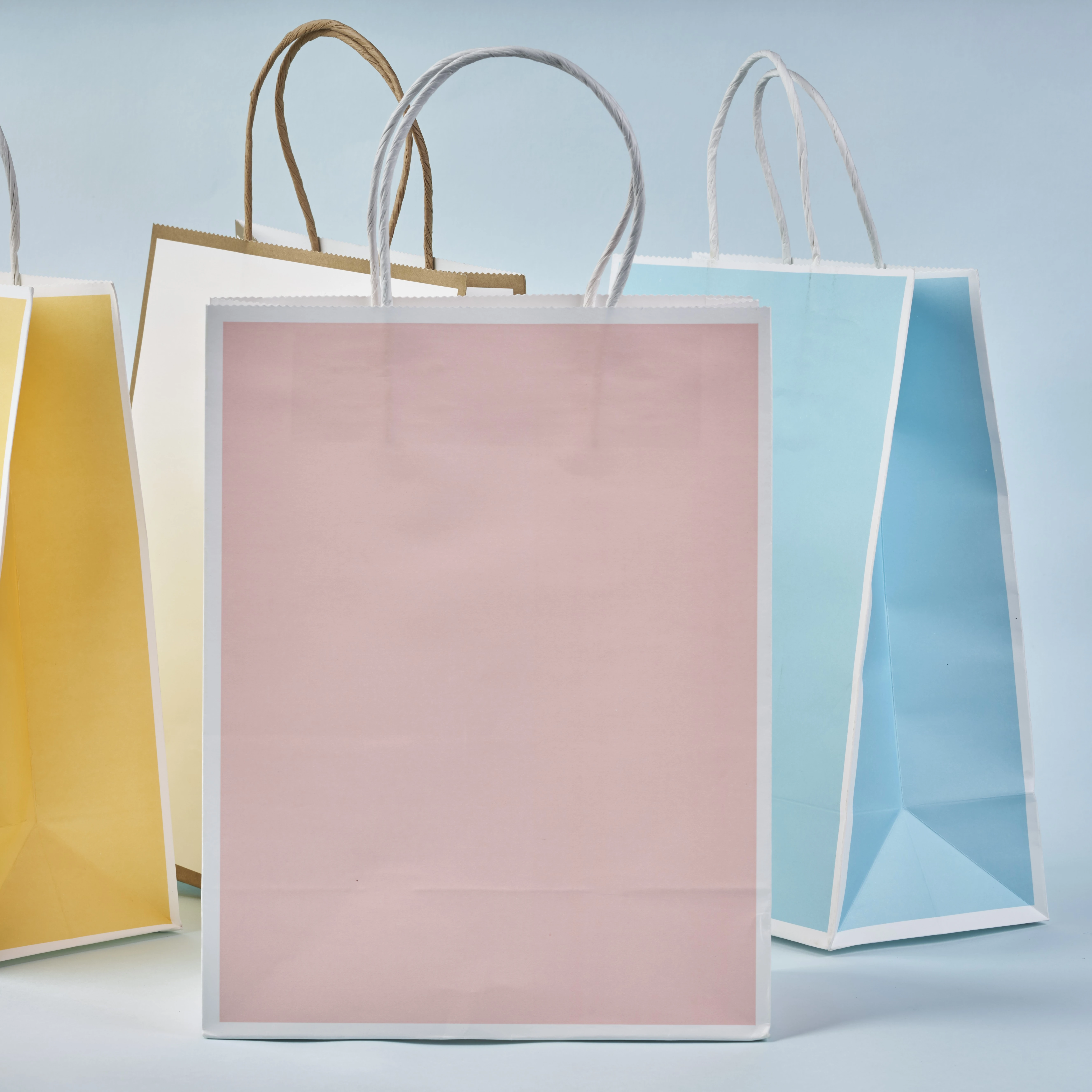 Wholesale 2022 Custom wholesale paper bag printing logo shopping gift kraft bag for jewelry packaging