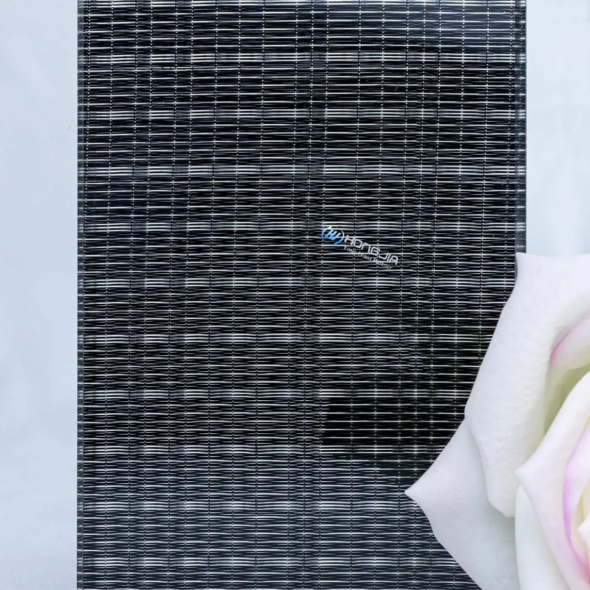 Fashionable Customized  Metal Mesh Tempered Laminated Glass for Hotel Partitions and Doors