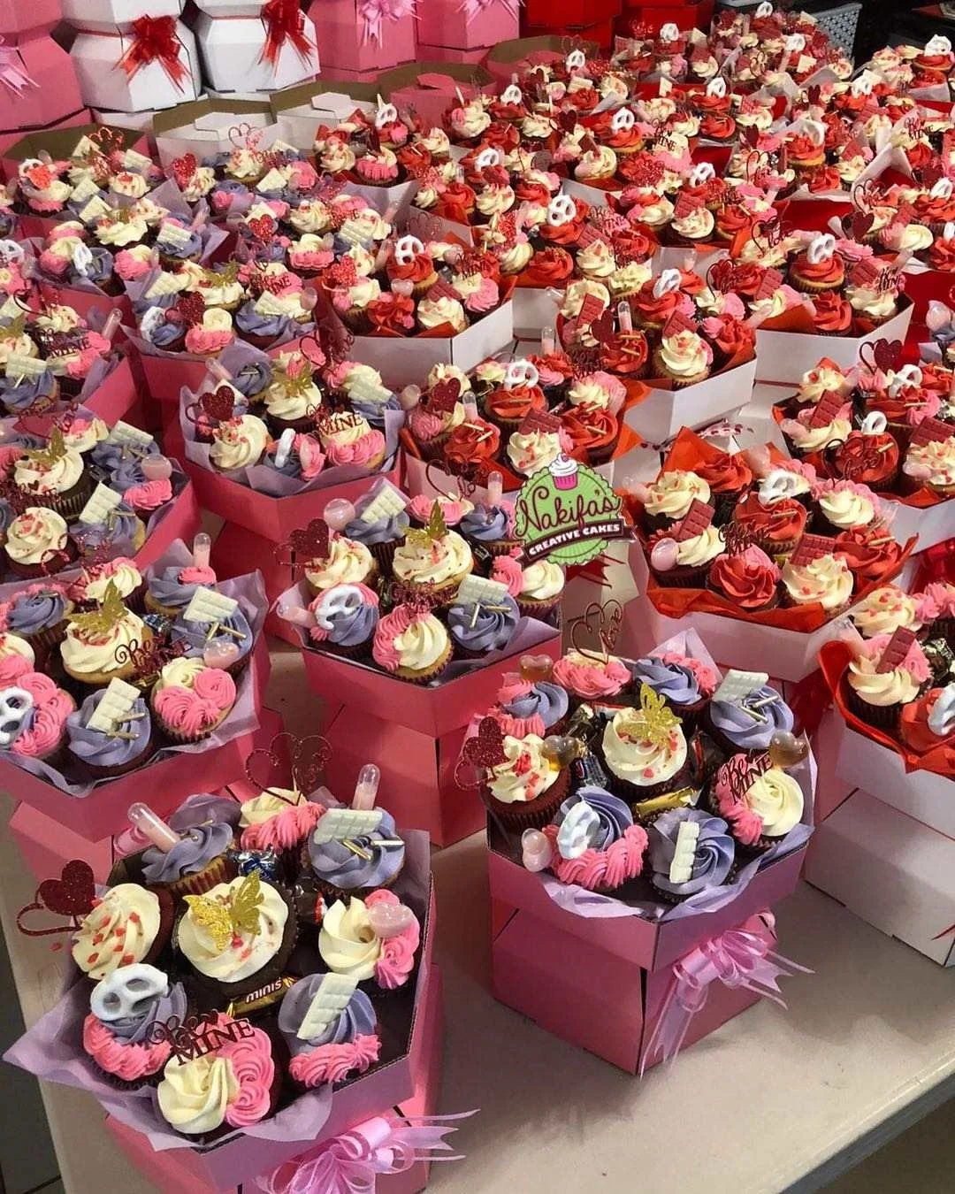Wholesale Custom Cupcake Large Bouquet Boxes Living Vases Flowers Gift Box Sweets Chocolate Disposable Paper Candy Box CMYK 100