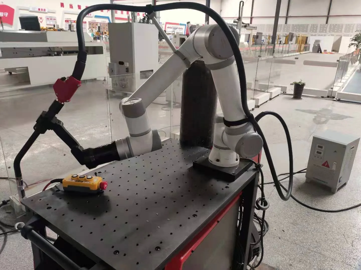 Многофункциональный 6 осевой промышленный fanuc ЧПУ контроллер робот рычаг гравировальный станок с высоким качеством пластика