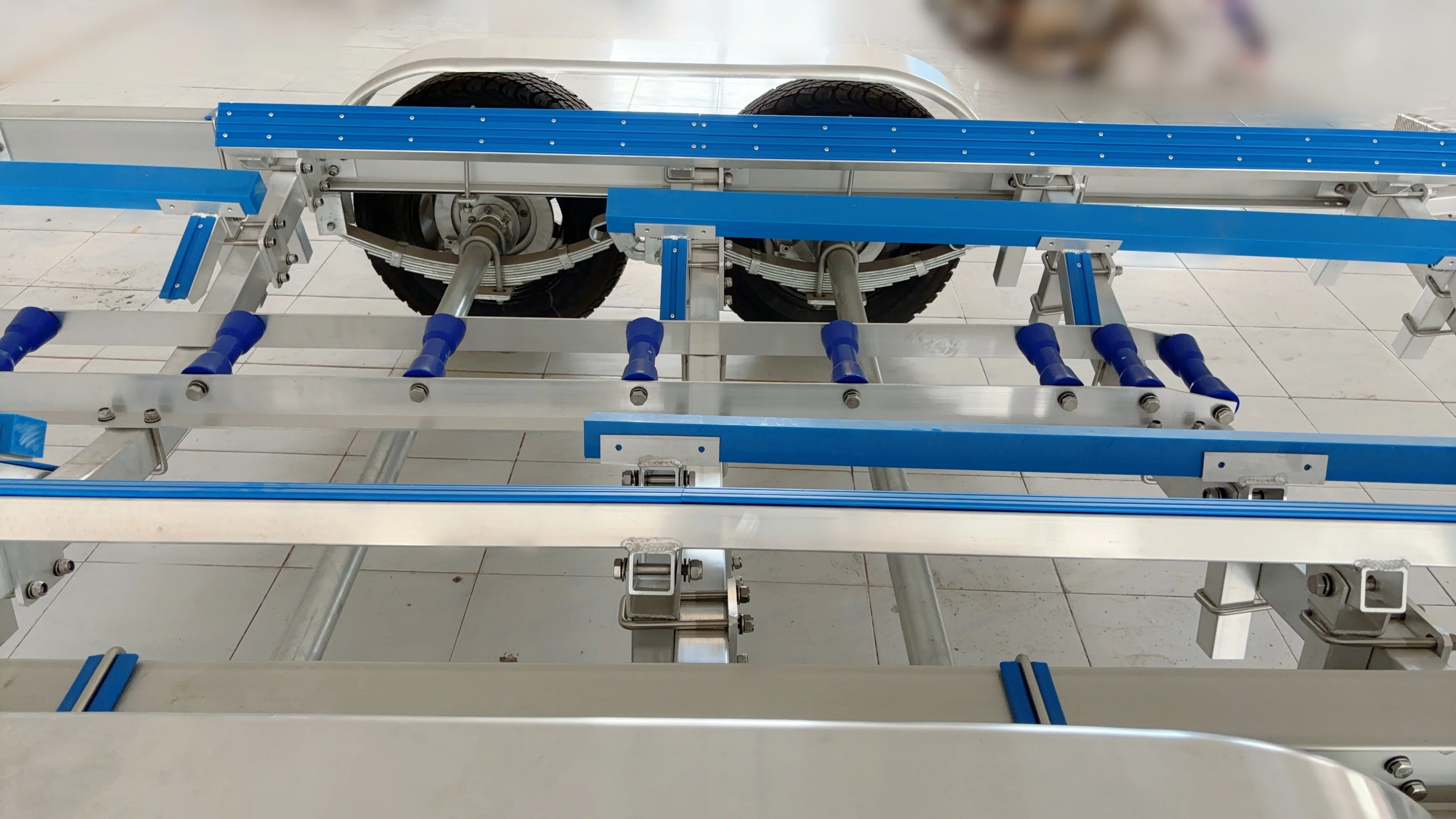 HOT SALE 28ft tandem axle  with poly bunks made in China