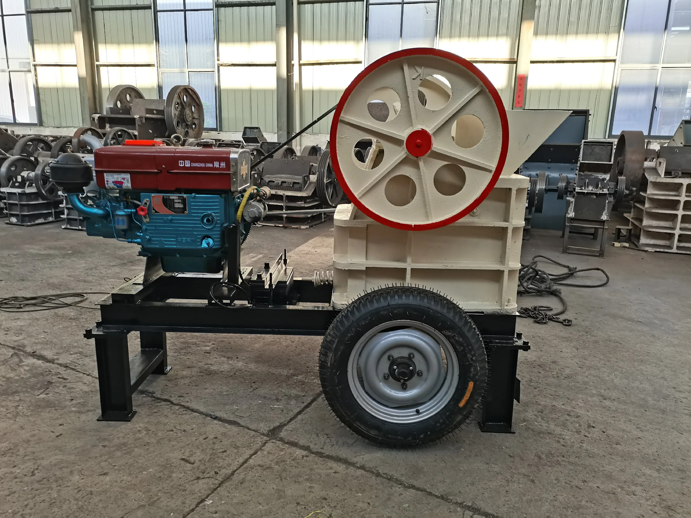 Машина для производства золотой руды дизельная Щековая гусеничная портативная каменная дробилка