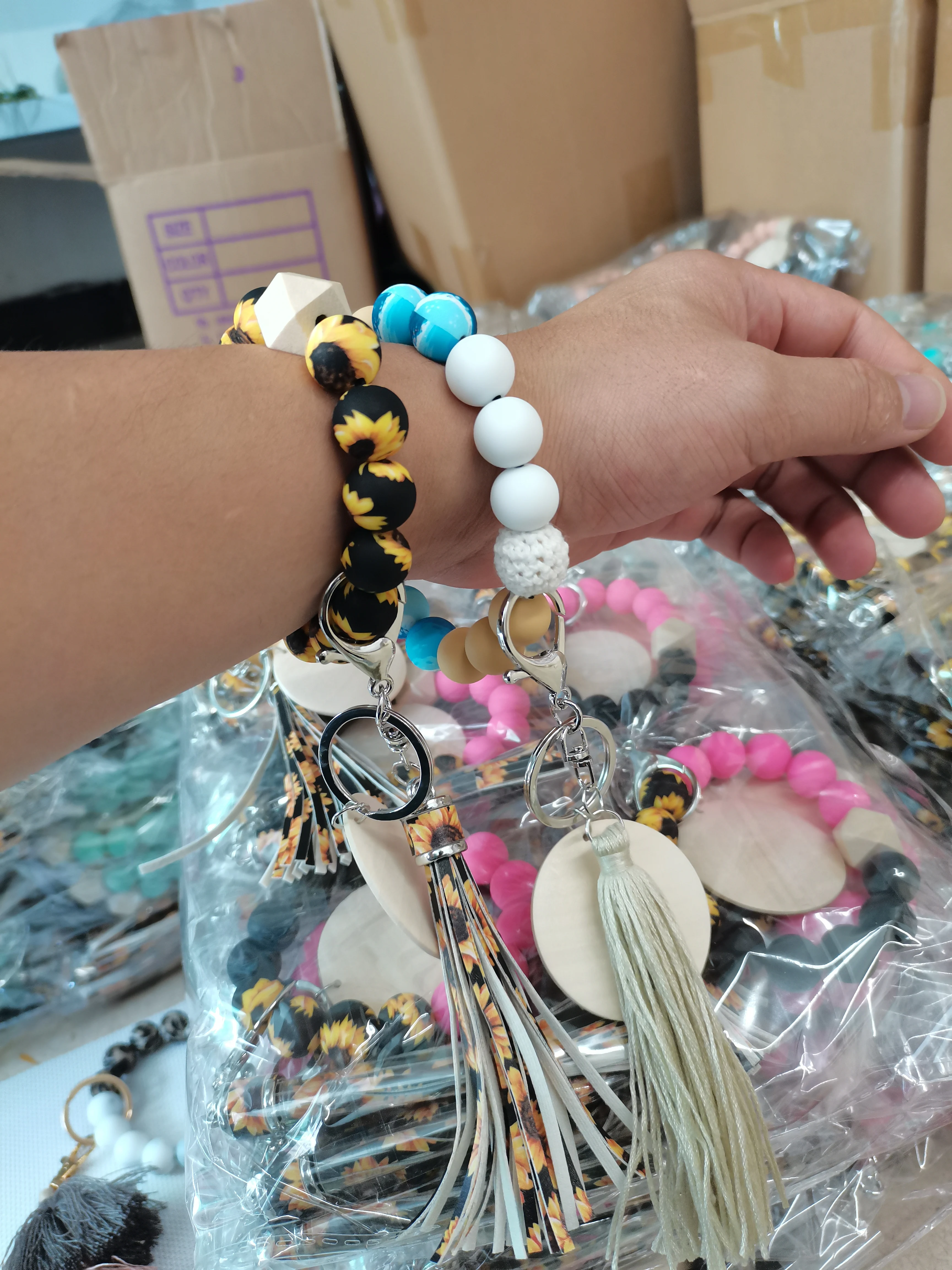 Wholesale Handmade Keychain Bracelet Sunflower Pink Heart Environmentally Friendly Silicone Beads Bracelet Wrist Keychain