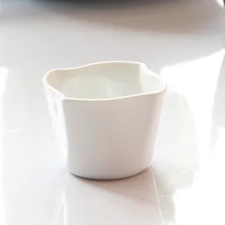 Hot sale novel design flower-shaped ceramic red sauce dish sauce dish seasoning cup