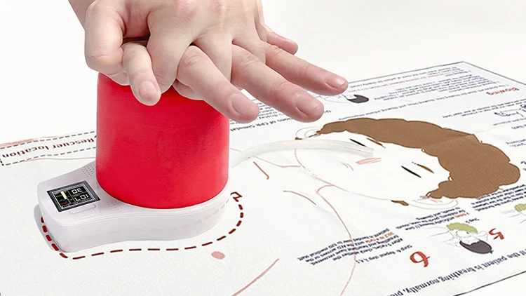 El simulador de entrenamiento de RCP para entrenamiento de primeros auxilios retroalimenta los datos de entrenamiento en tiempo