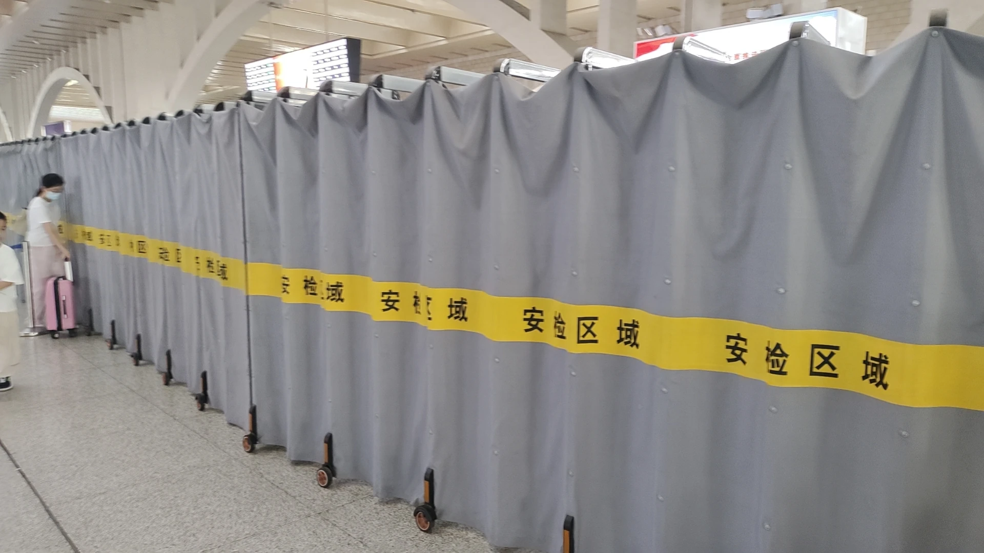 Telescopic Isolation Fence, High-speed Railway Airport Aluminum Alloy Partition Screen, Manual Sliding Telescopic Door