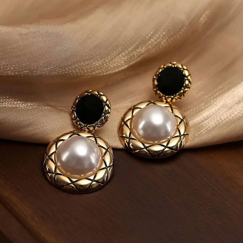 Wholesale Alloy Antique Gold Drop Earrings for Women White Pearl Metal Statement Fashion Jewelry Earrings