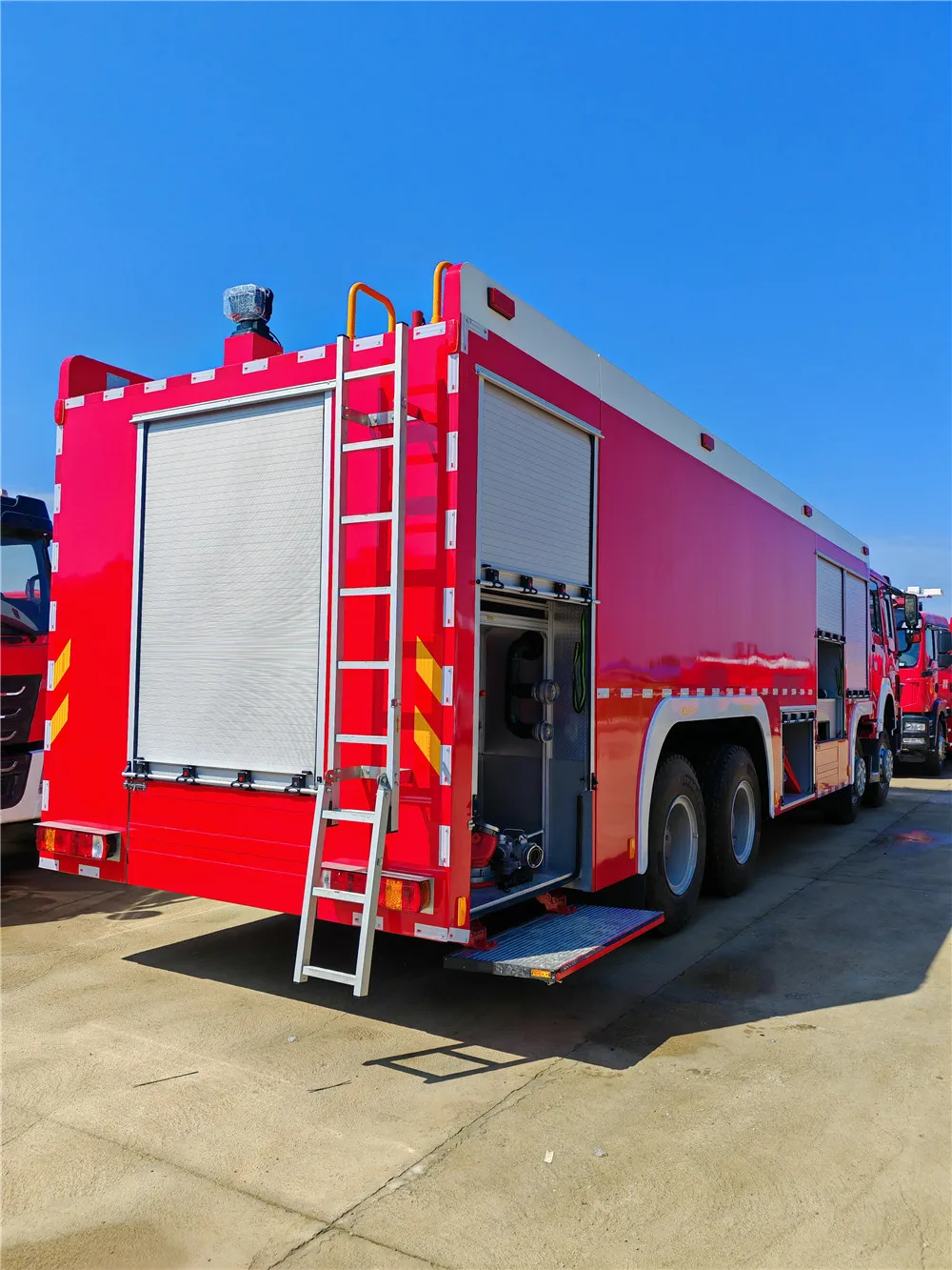 8x4 left hand drive 12 wheel HOWO 20 ton dry powder fire trucks for Congo