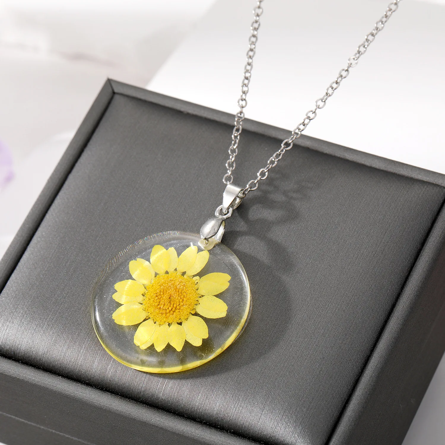 Brave Light New fresh pastoral style Daisy dried flower necklace Transparent epoxy flowers pendant sweater chain cross-border ho