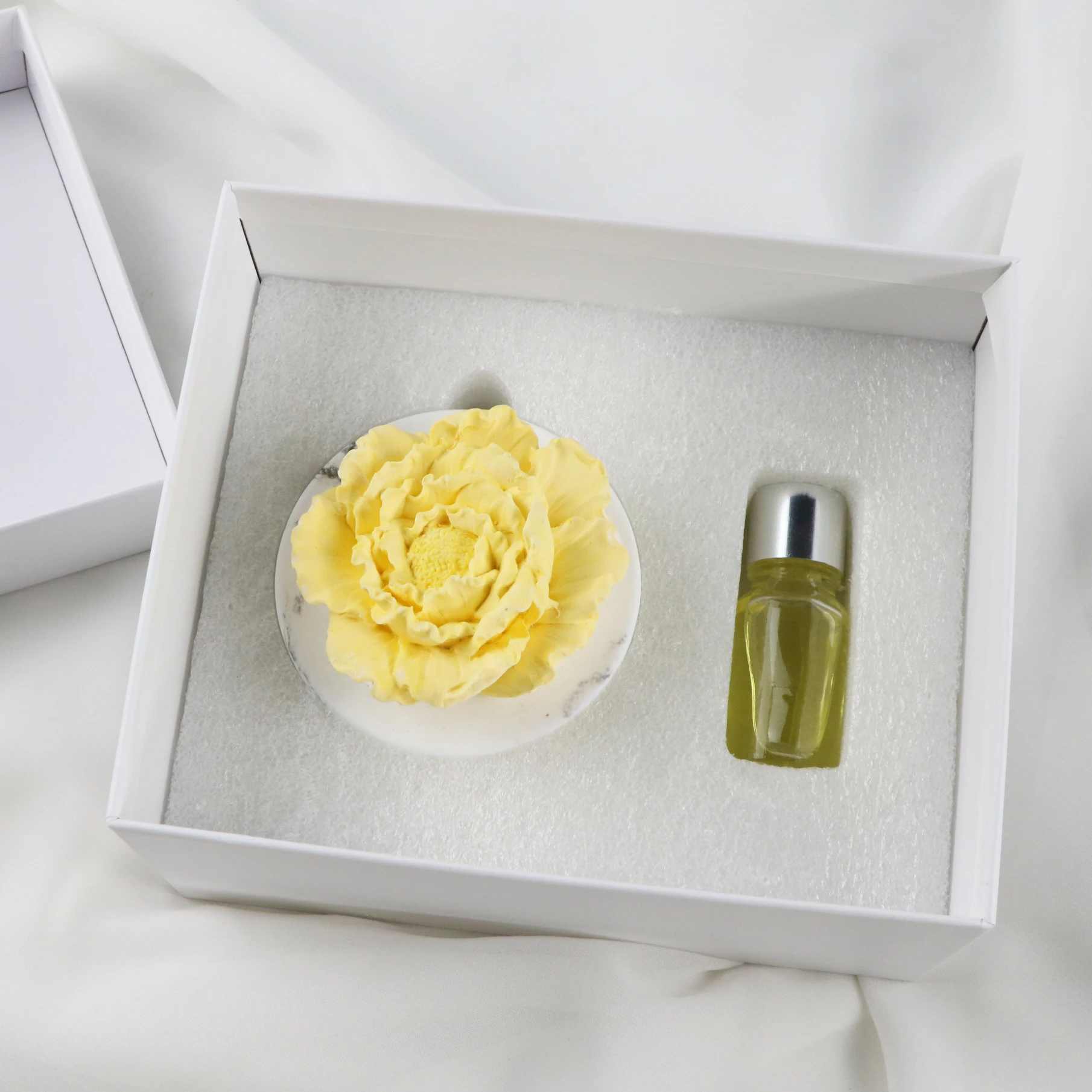 Stocked Wholesale Car Home Decoration Scented Ceramic Yellow Peony Flower Shape Porcelain Fragrance Essential Oil Aroma Diffuser