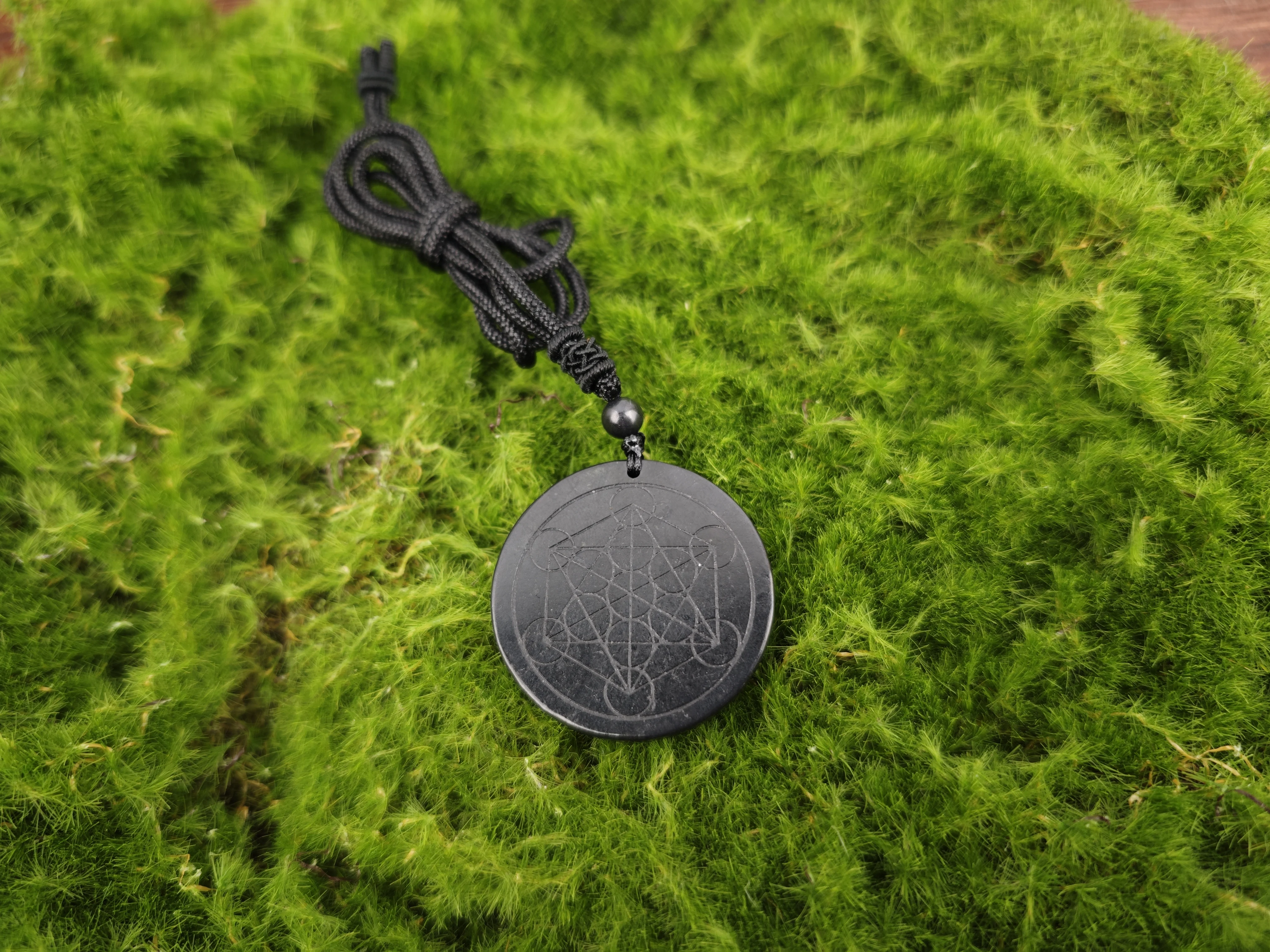 CHENYISHI 50%-70% Carbon Shungite Cheap Price Natural Stone Shungite Round and Cross Shaped Pendant Necklace for EMF Protection